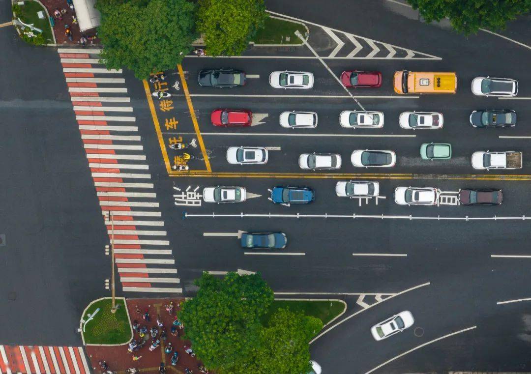 清远首条"潮汐车道"启用_车辆_高峰期_路段