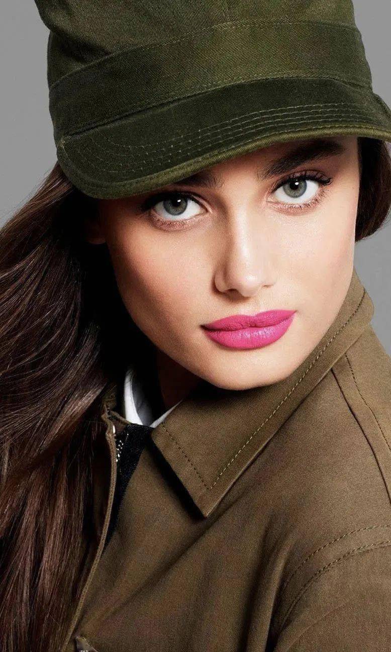 优雅性感的天使超模——泰勒·希尔_美国_顶流_奖项