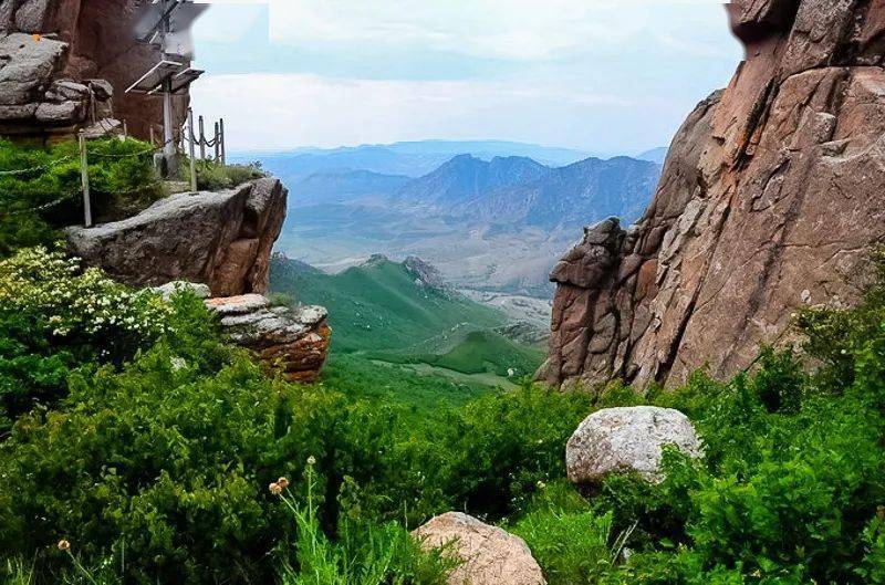 大青山山地为块状断裂的中等高度的山地,一般海拔为1500~ 2100米,大