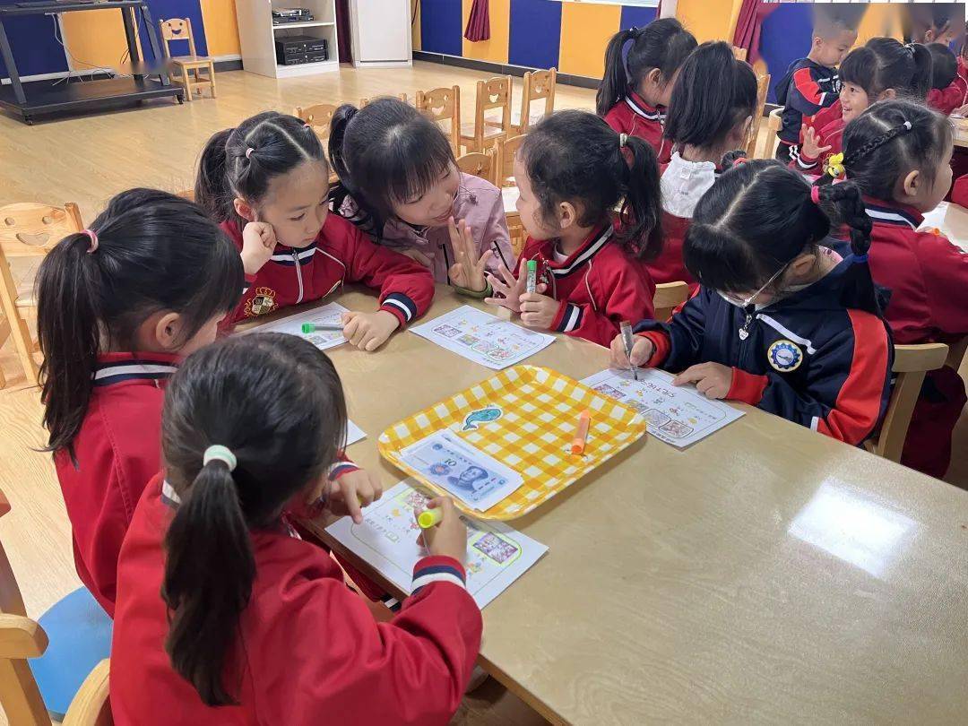 县漓江中学小学部教师黎凤兰,分别执教大班数学活动《认识人民币》,以