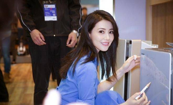 高圆圆产后现身机场,穿风衣红唇,苹果肌脸抢了她的风头_身材_刘诗诗