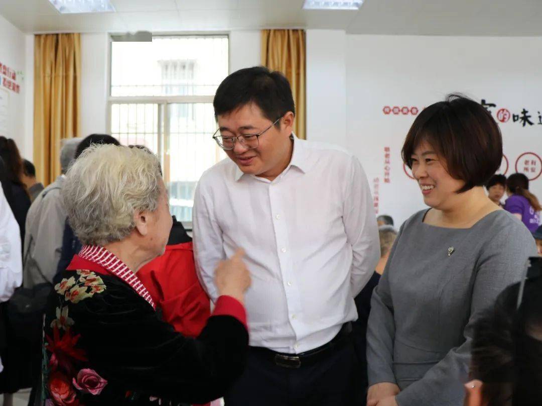活动中,程瑞琴与吴明华共同为如皋市城市街道综合养老服务中心揭牌