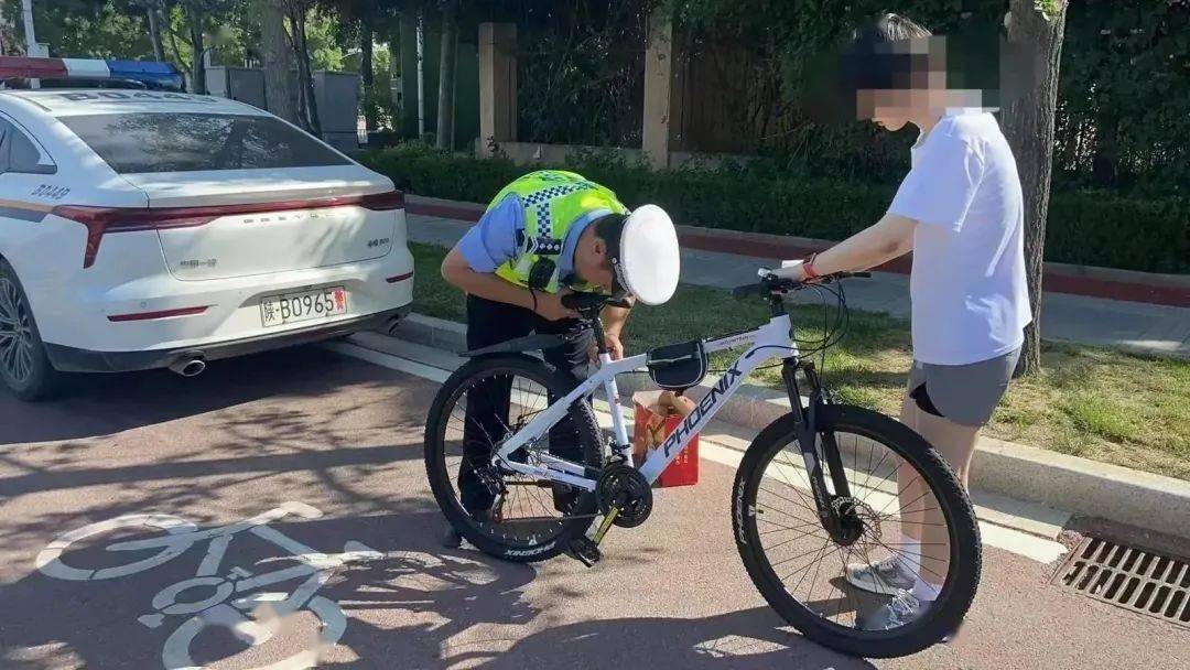 铜川交警街头帮学生修自行车_叔叔_新区_修理