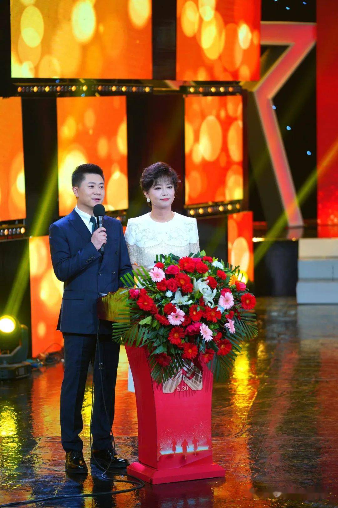 《最亮的火焰》 演唱熊晖大型歌舞《放飞科技的春天》演唱李彦君