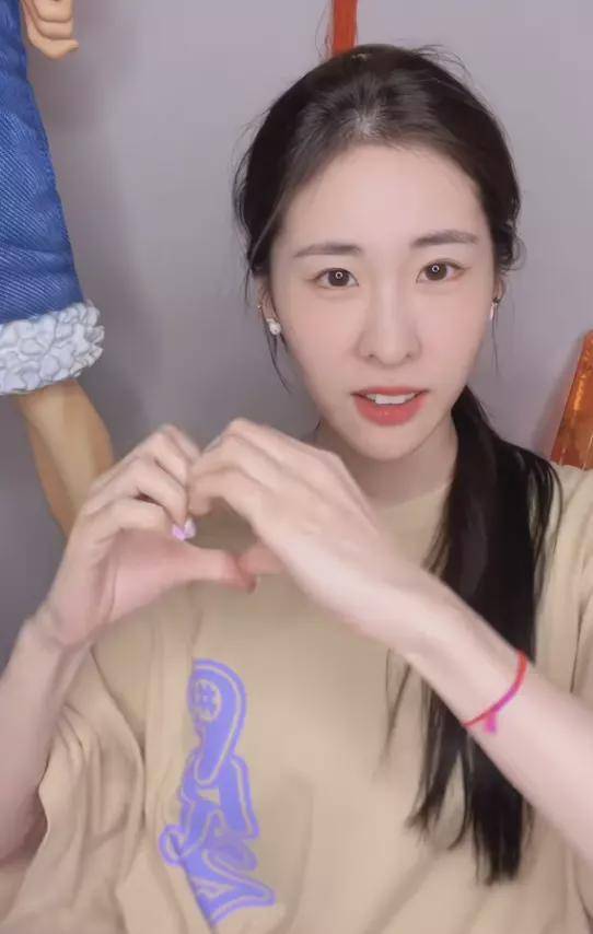 张碧晨:被质疑整容,素颜与妆后判若两人,脸歪龅牙鼻孔大小不一_照片