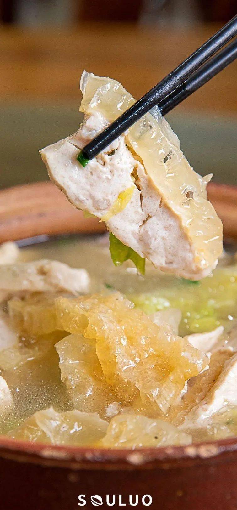 自家制的猪皮加上猪皮胶,吃起来是q弹的,有猪油香但又能与锅底那胡椒