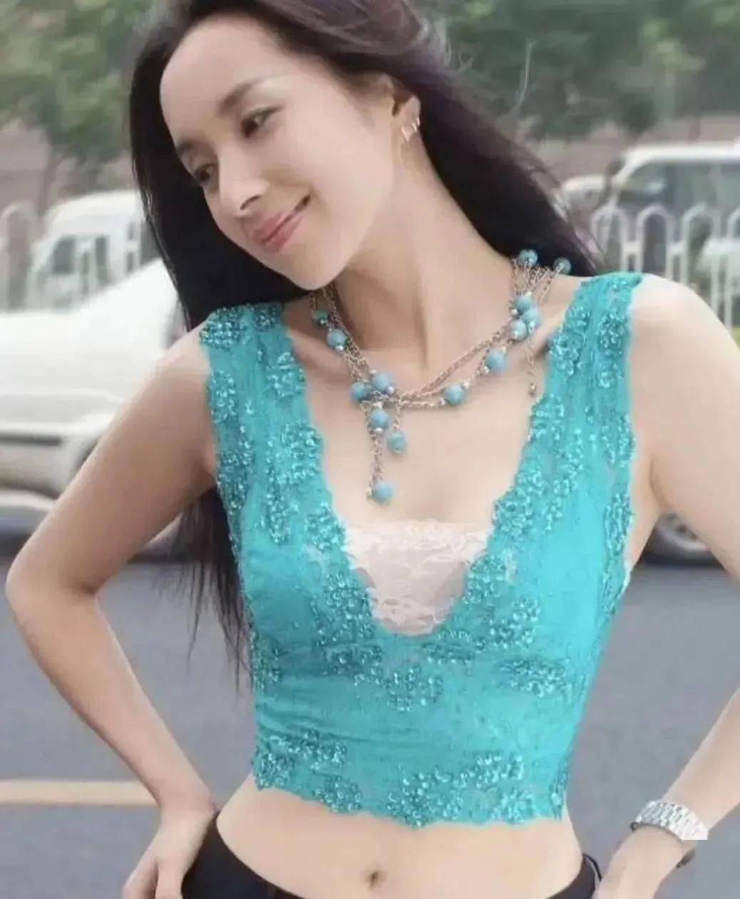 48岁歌手汤灿复出,戴名贵珠宝身材相当好_演出_观众_活动