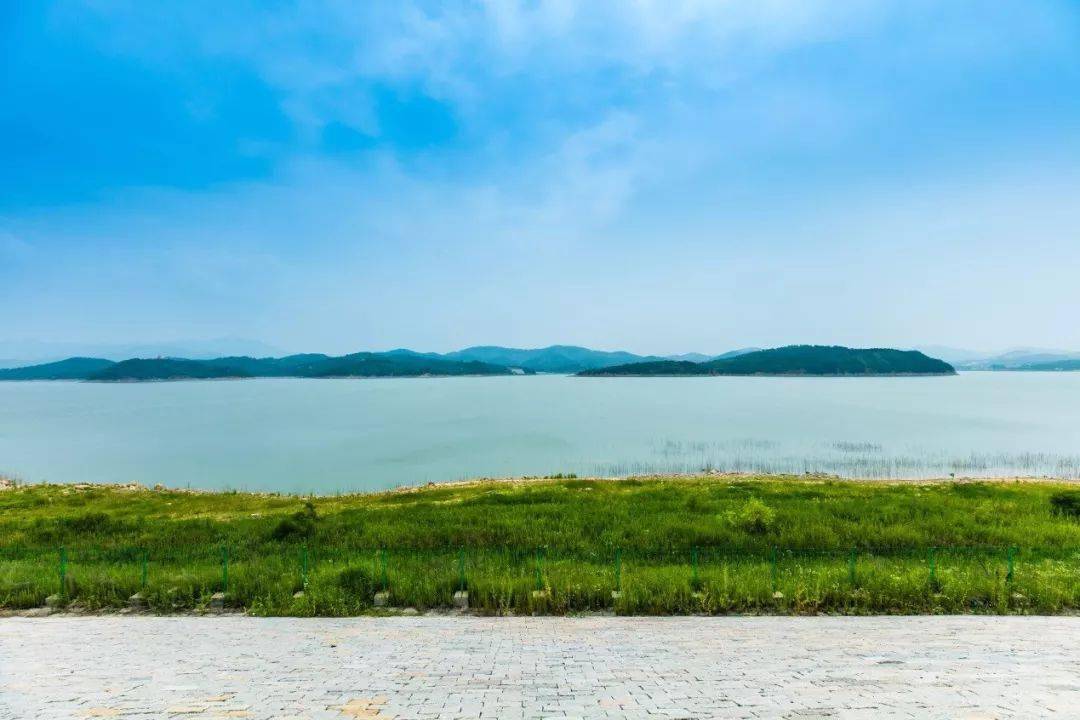 摄影丨王毅超初夏的微风轻暖柔适,可以在湖边找一片空地露营,独享一汪