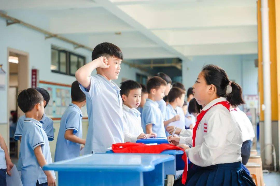 童心向党 领巾飞扬——巴蜀蓝湖郡小学新队员入队仪式_重庆_李兰_共产