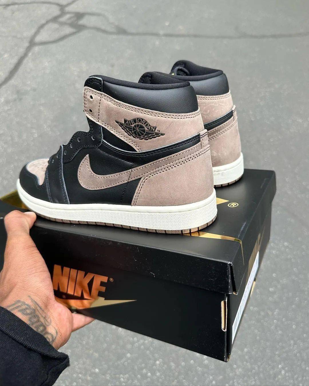 "土豪"黑金鞋盒曝光!aj1黑摩卡实物更新_设计_方案_微博