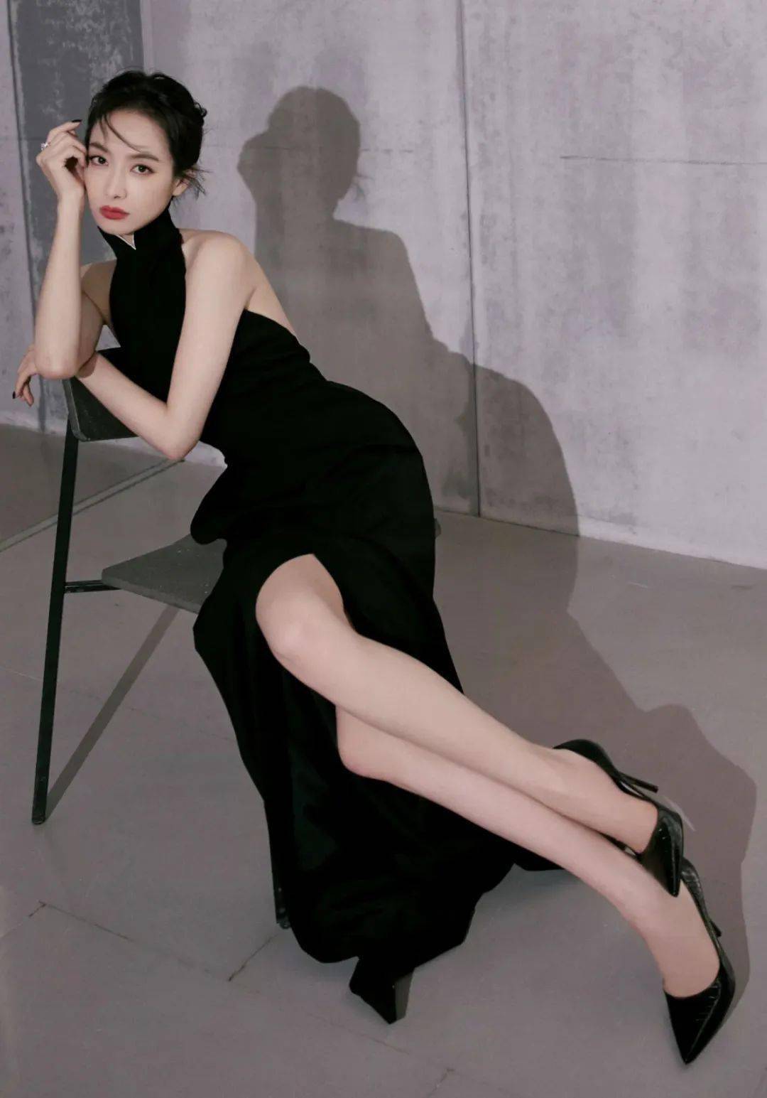 宋茜深v至肚脐,被笑撞衫葫芦娃?其实她们五位都是腿精!