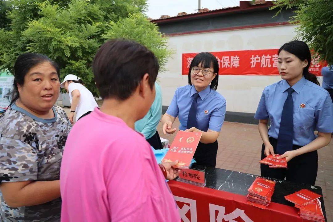 "美好生活·民法典相伴" 青县人民检察院民法典宣传走进乡村大集_群众