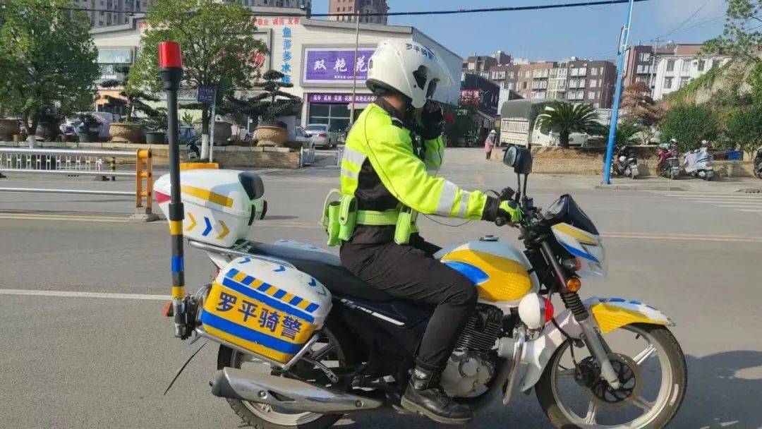 便骑上大队新派发的警用摩托车,戴上安全头盔开始了新一天的街面巡逻