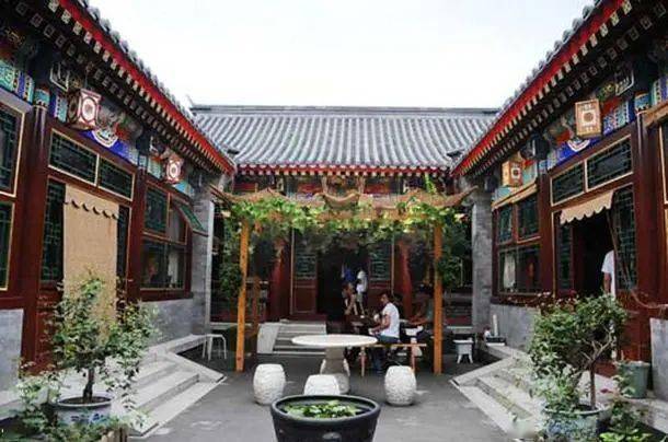 人虽然不红,眼光却不差,于波260万片酬买下四合院,如今8亿都不卖_因为