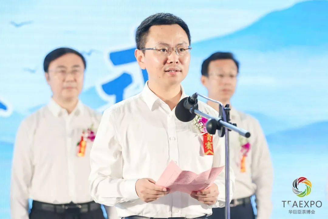 王冲区长在开幕式作建阳小白茶推介,希望通过茶博会省内省外联动推广
