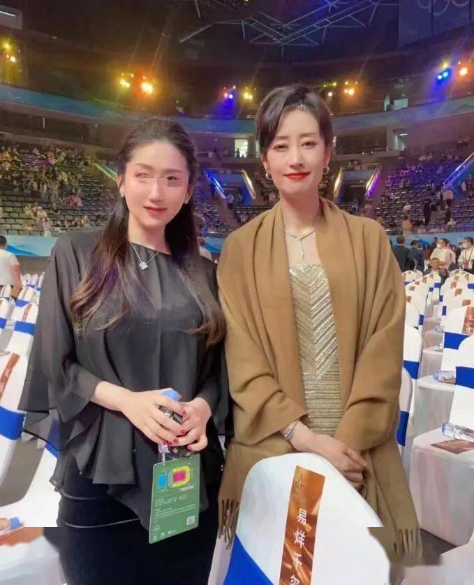 儿时的"女驸马"黄奕和"大姐"刘敏涛也比荧屏中年轻靓丽了不少.