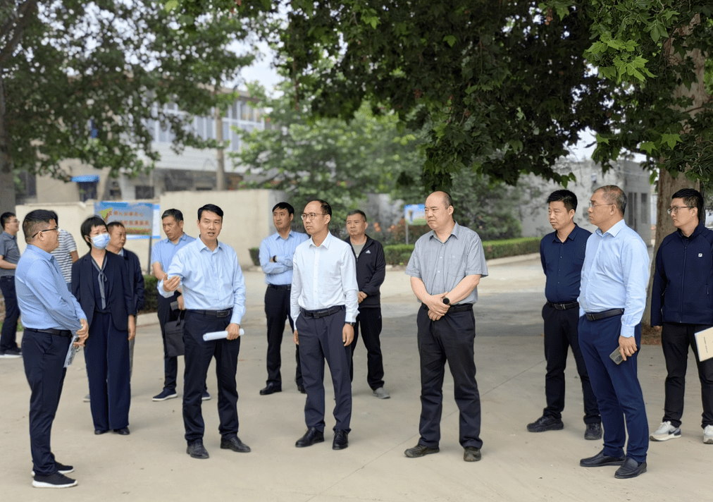 5月26日,新乡市政府副市长,卫辉市委书记崔红建就我市教育系统优质