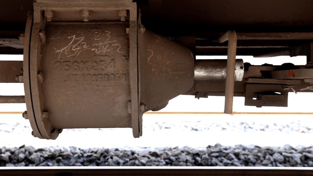 师傅你说的词念鞲鞴(gōubèi),就是我们通常所说的活塞,在机车车辆上