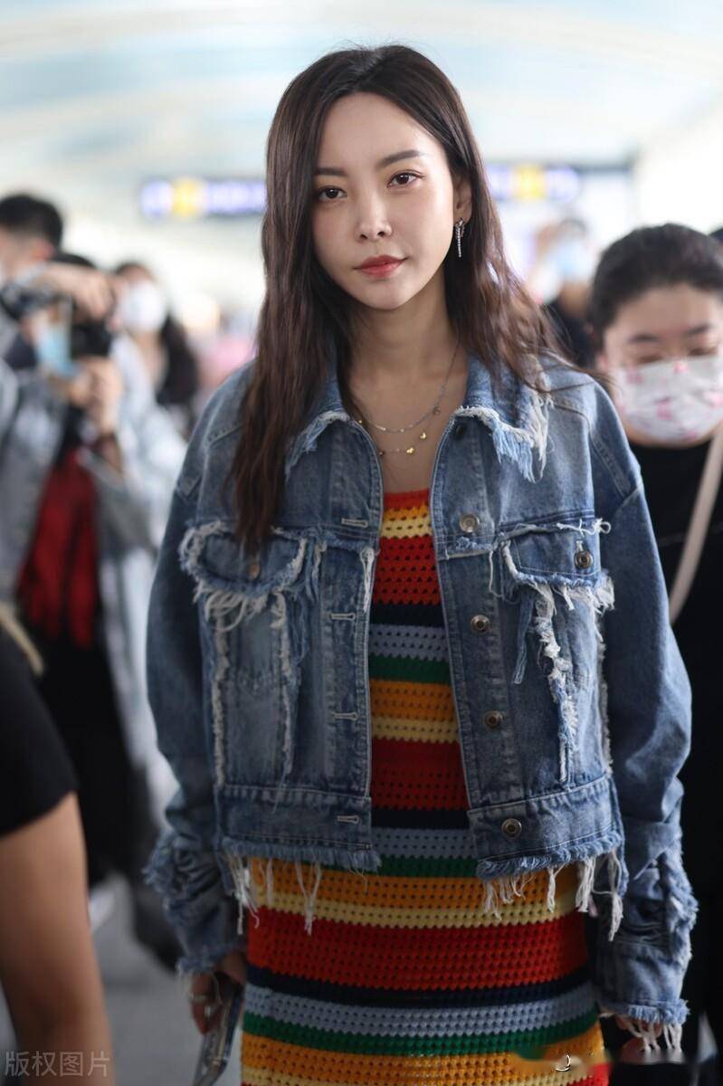 于文文街拍:长发披肩艳丽短裙夺目_山东省_济南_机场