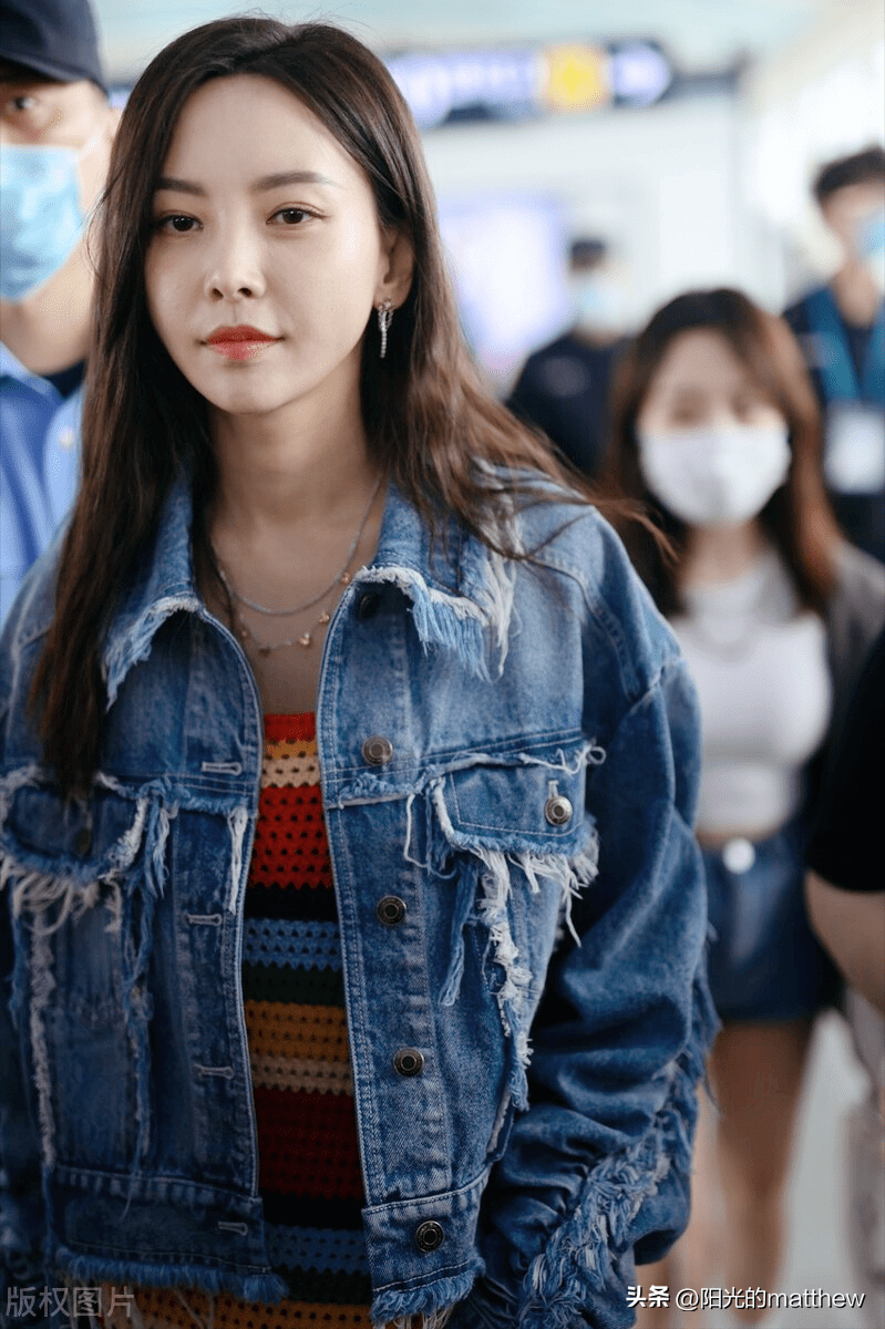 于文文街拍:长发披肩艳丽短裙夺目_山东省_济南_机场