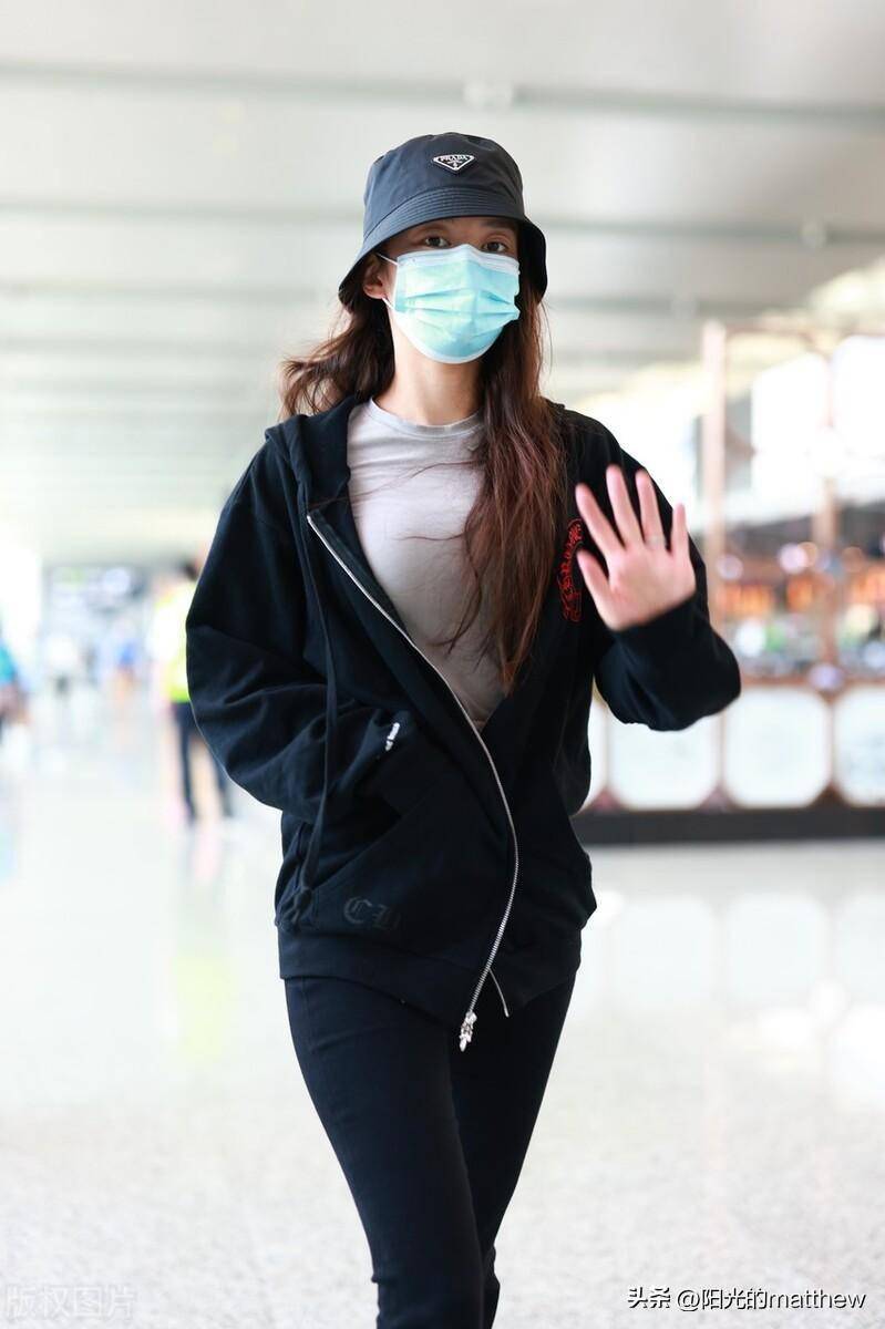 吉娜街拍:黑色外套搭配米色卫衣时尚休闲_上海_机场