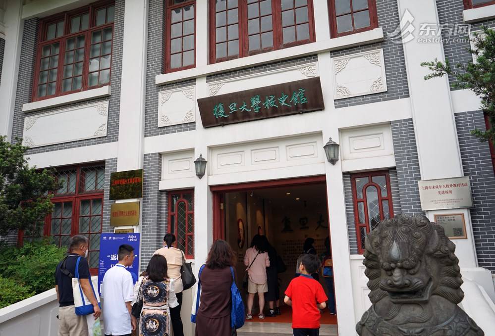 校史馆打卡点在校史馆前,记者遇到了前来打卡的2013届哲学系校友钟源.