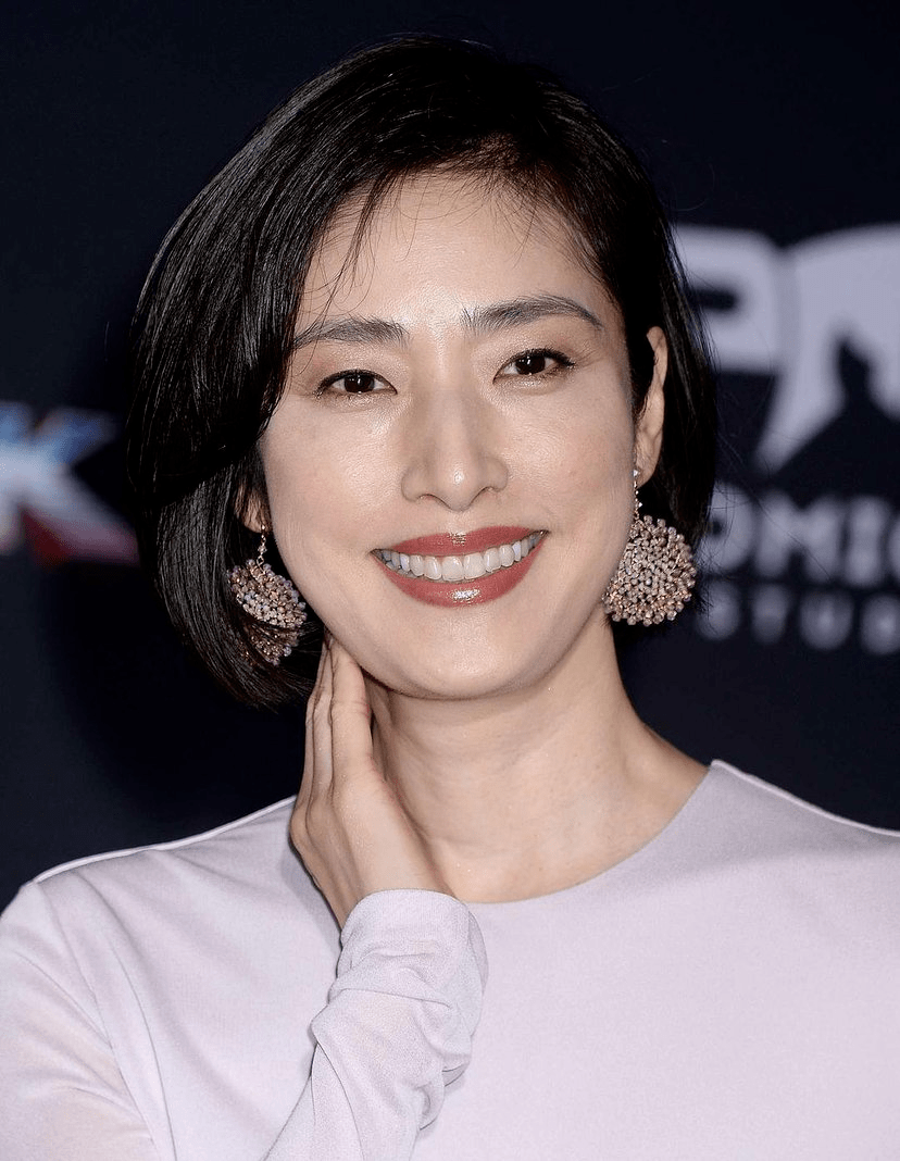 日本冻龄美人:天海佑希,已经56岁了,身材纤细,充满知性美_进行_身体