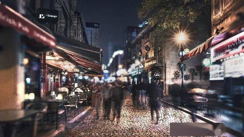 在三江六岸、在各大街区、在夜市、在海鲜排挡……宁波