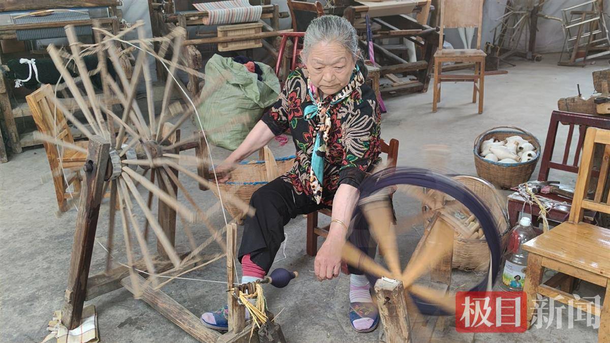 织土布60年的华容非遗传承人:老手艺引领新时尚,百年织机盼传人_倪