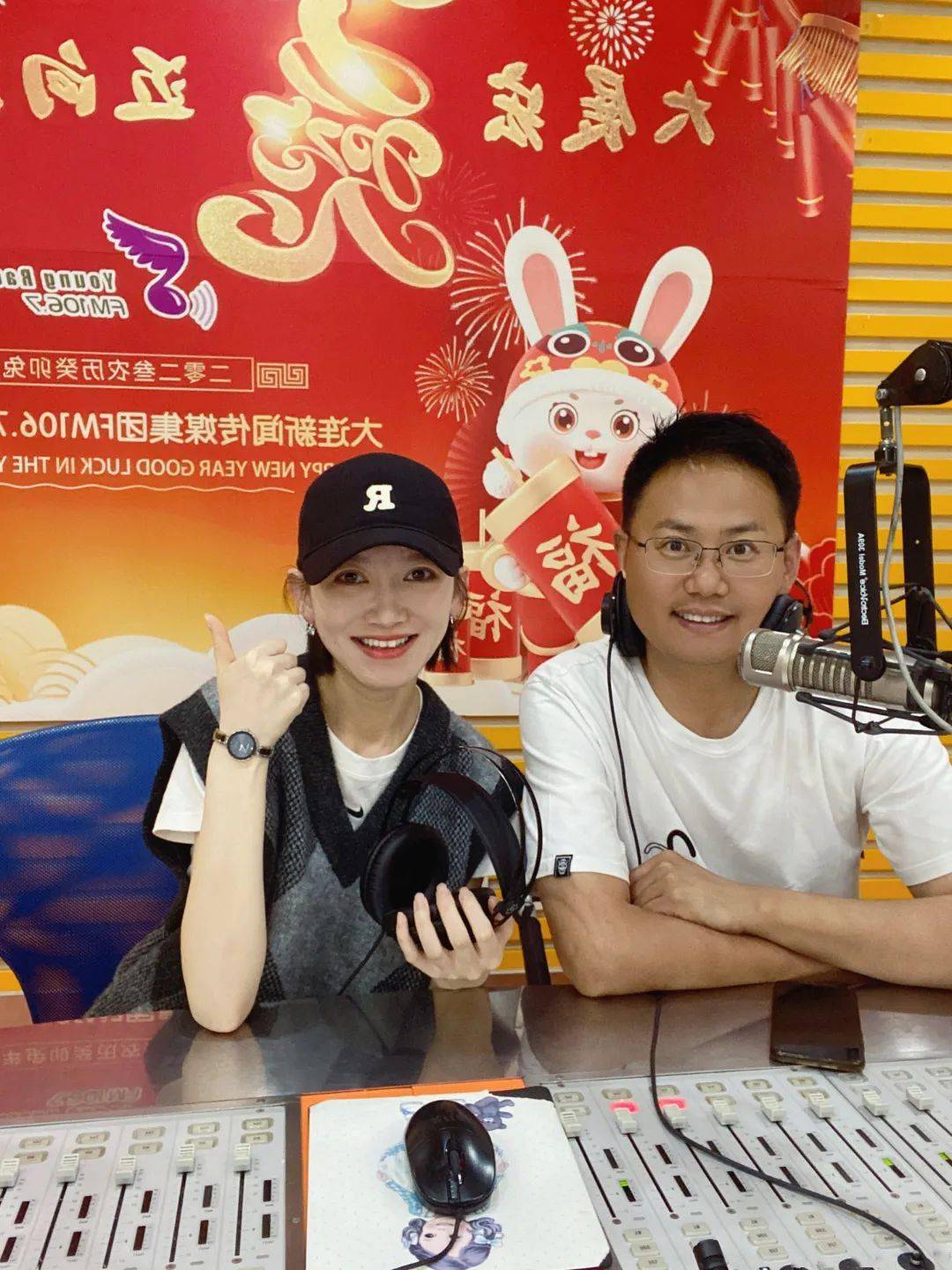 主持人梦竹,将在每天20点~22点的《渔舟唱晚》节目中,用好听的歌曲与