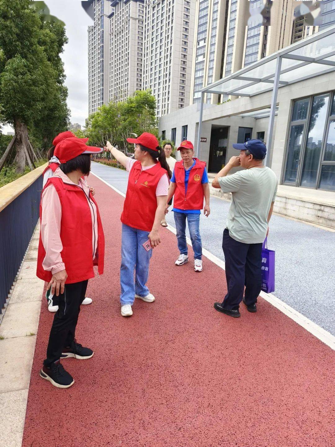 早上7点半志愿者们准时到达各自服务区域以饱满的热情迎接比赛的到