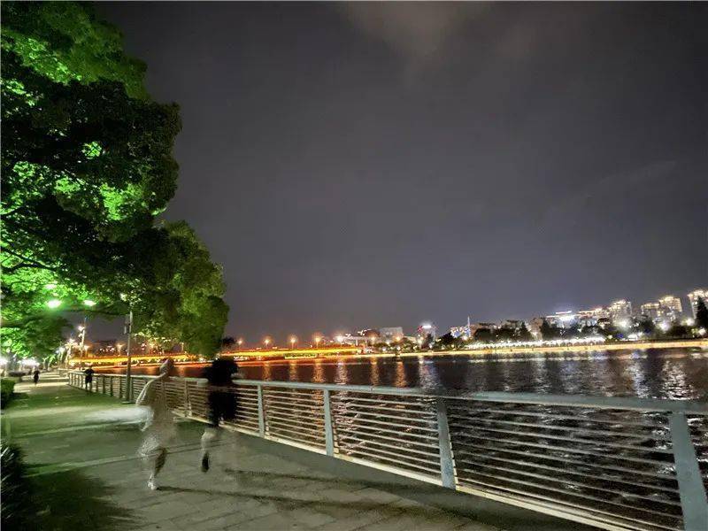 在三江六岸、在各大街区、在夜市、在海鲜排挡……宁波
