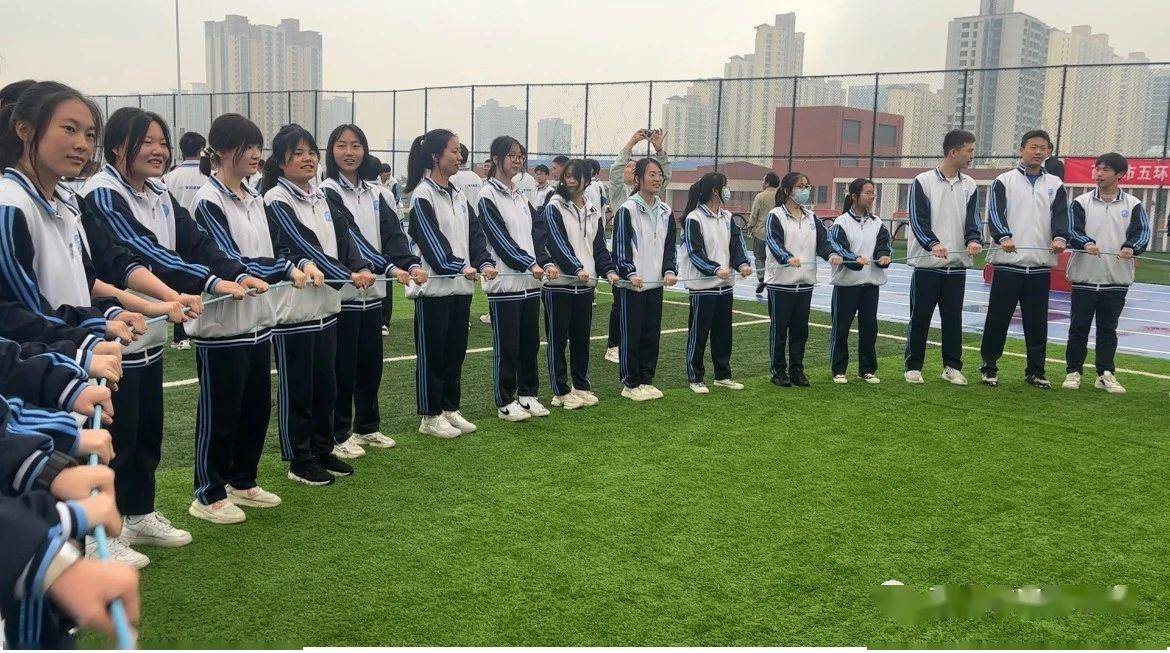 西安市五环中学举办"5·25励耘·心理健康节"活动_游戏_笑脸_主题