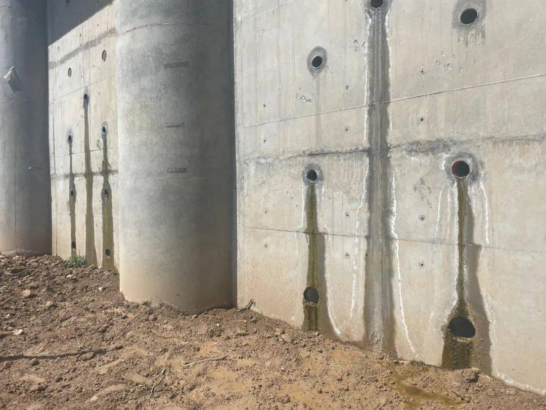 深入山体18米的仰斜式排水孔——仰斜式排水孔在桩板墙水毁修复工程中