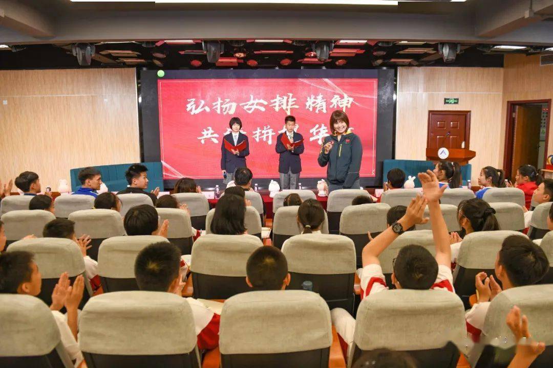 北京男子,女子排球队走进人大附中分校_曾春蕾_进行_小队员