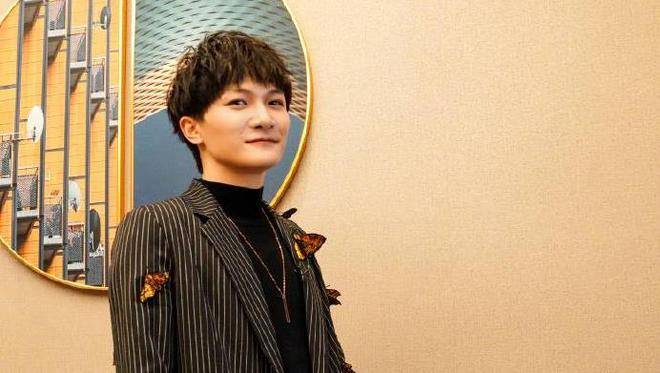 周深《歌手》穿蛾装绅士浪漫,比起镜子里的v,又可爱又可爱_黑色