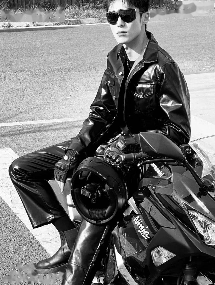 宽阔的街道上风驰电掣,"扬长而去",只留下帅气的背影慢慢消逝在视线中