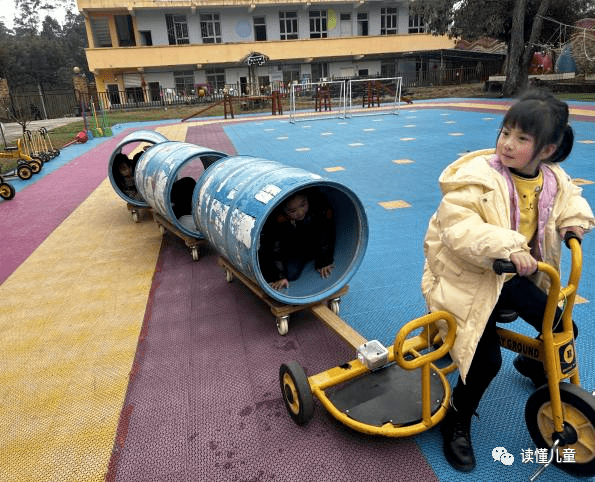 孩子们自己做了辆能逛遍幼儿园的小火车!_纸箱_谨煜_游戏