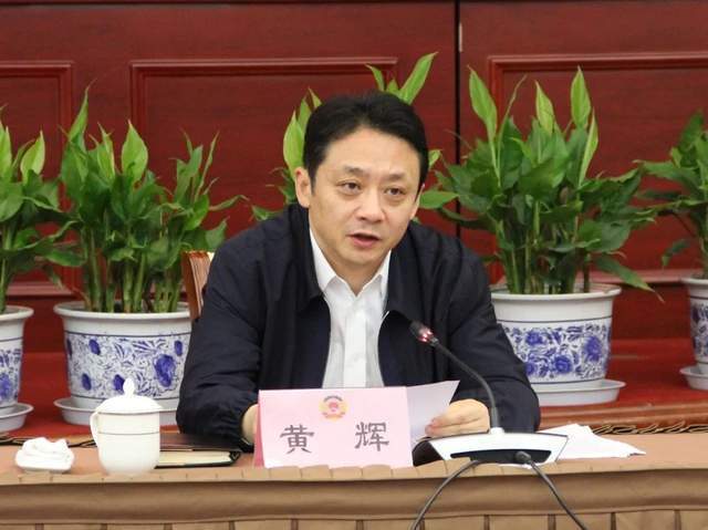 2017年3月至2021年10月,任上海市宝山区副区长,市公安局宝山分局局长.