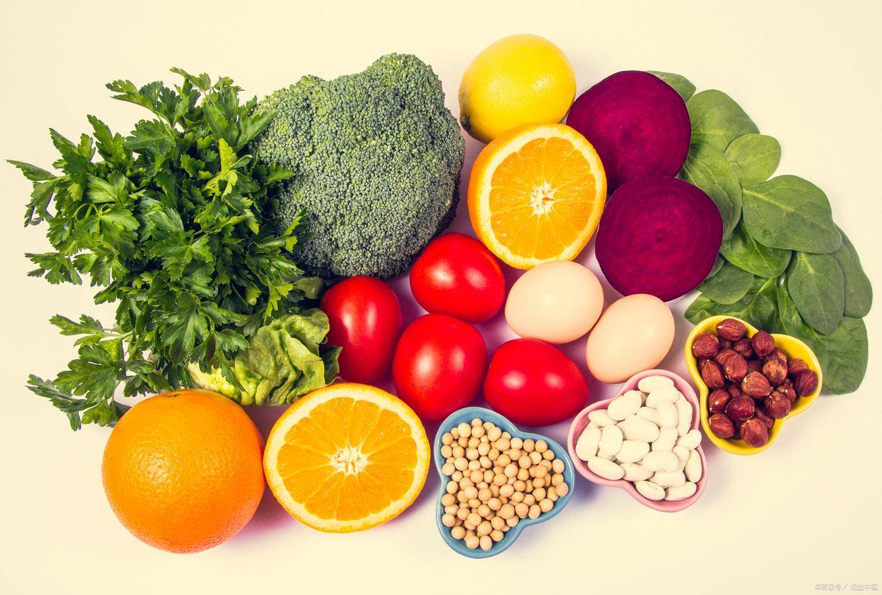 香蕉,橙子,草莓,葡萄,西瓜六个部分,每部分分别介绍对应水果的英文