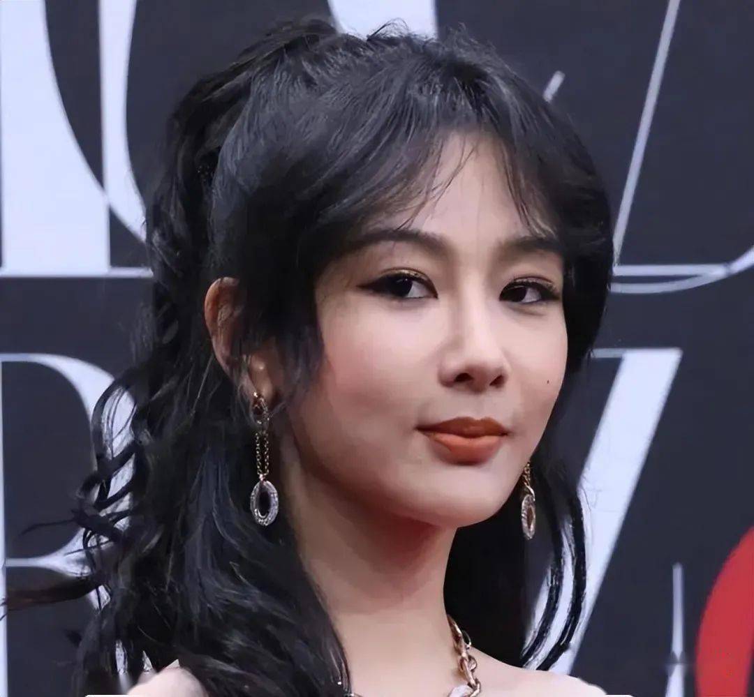 杨紫造型翻车撞脸西门大妈,造型师被骂到连夜删微博,太尴尬了!