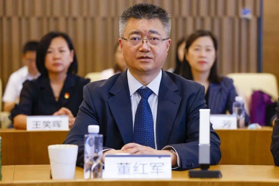 海淀区教师进修学校附属实验学校校长董红军与香港英华书院校长陈狄安