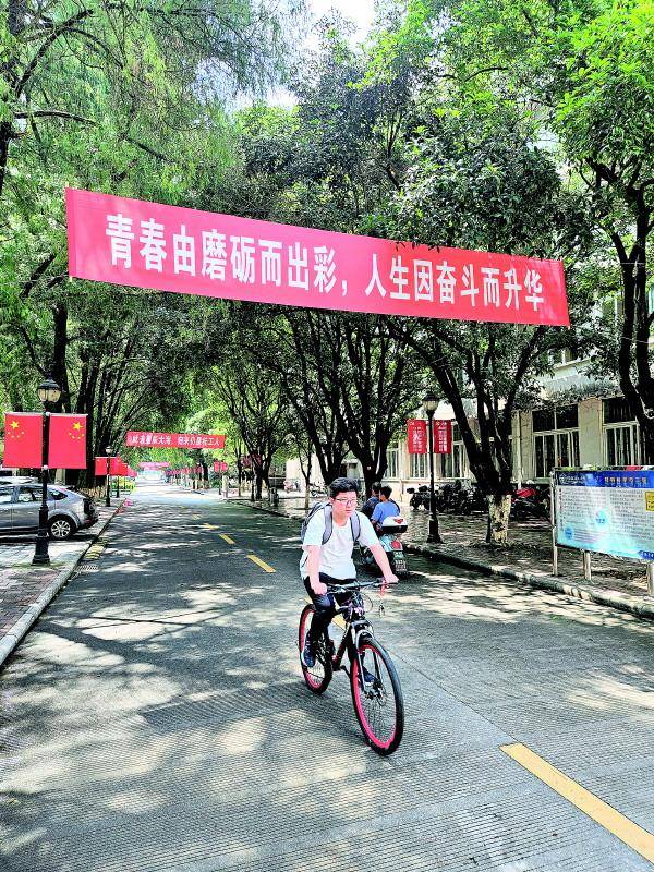 又是一年毕业季,一个个充满暖心标语的横幅纷