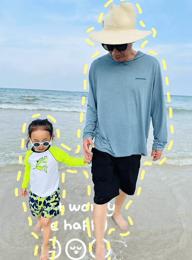 应采儿六一晒全家福,穿泳装秀美腿,陈小春教小儿子游泳好有耐心