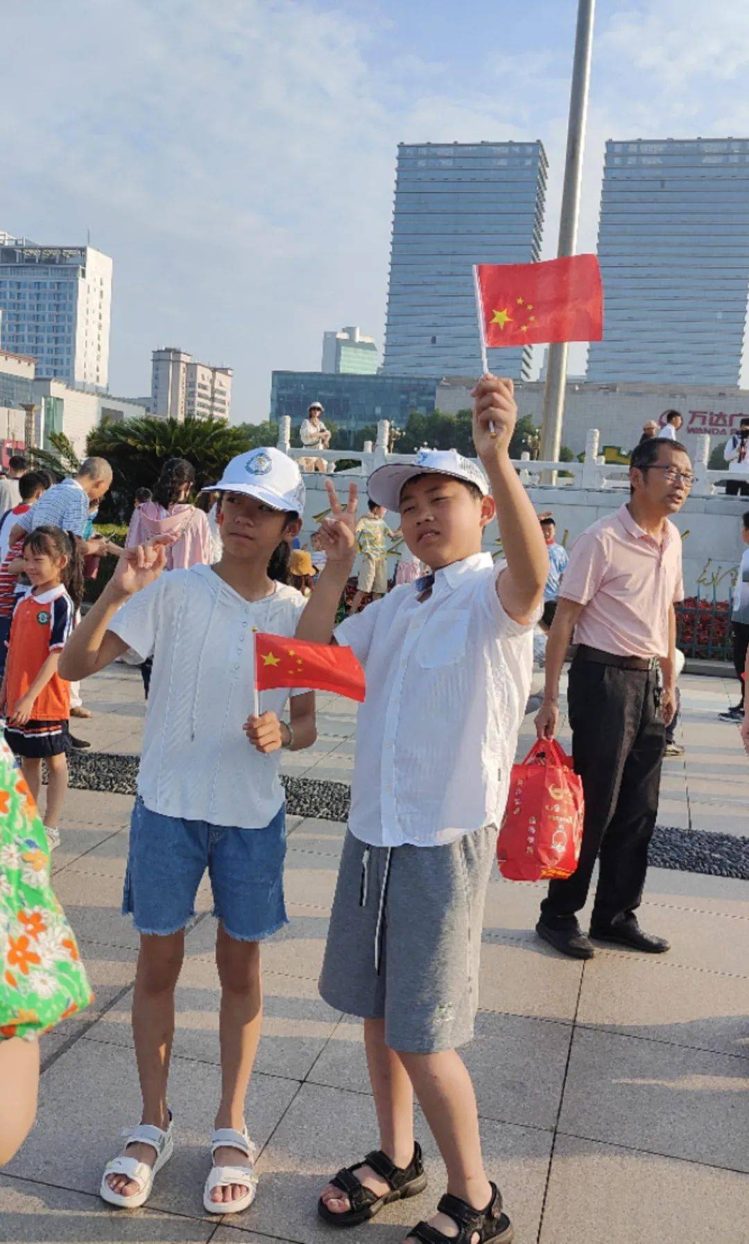 今早的南昌八一广场……_国旗_小朋友_红旗