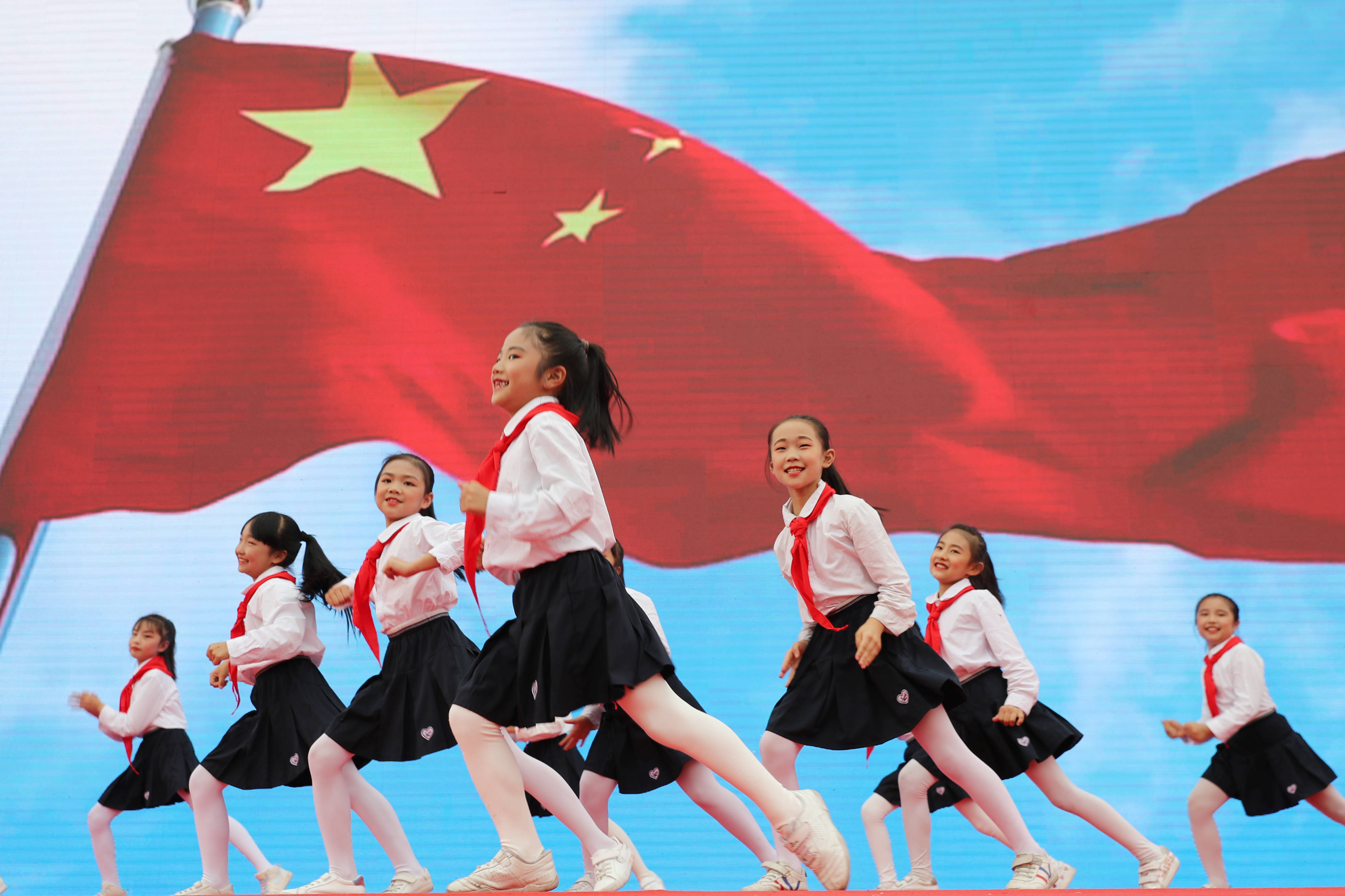 红领巾飘扬!截至2022年底全国共有少先队员11467.