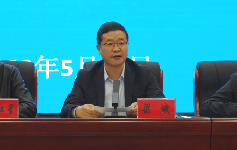 静宁县教育局党组书记,局长梁斌致欢迎词,他代表静宁县教育局向与会的