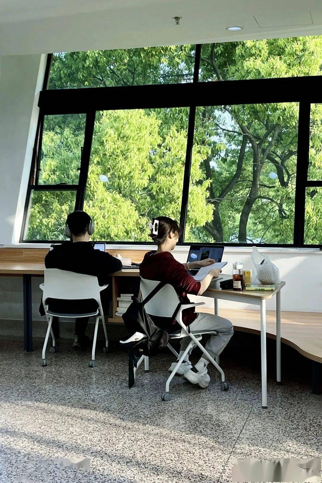 吴桐斑斓画笔之下是未泯的童趣当新生遇见系主任秒变"小粉丝"求签名