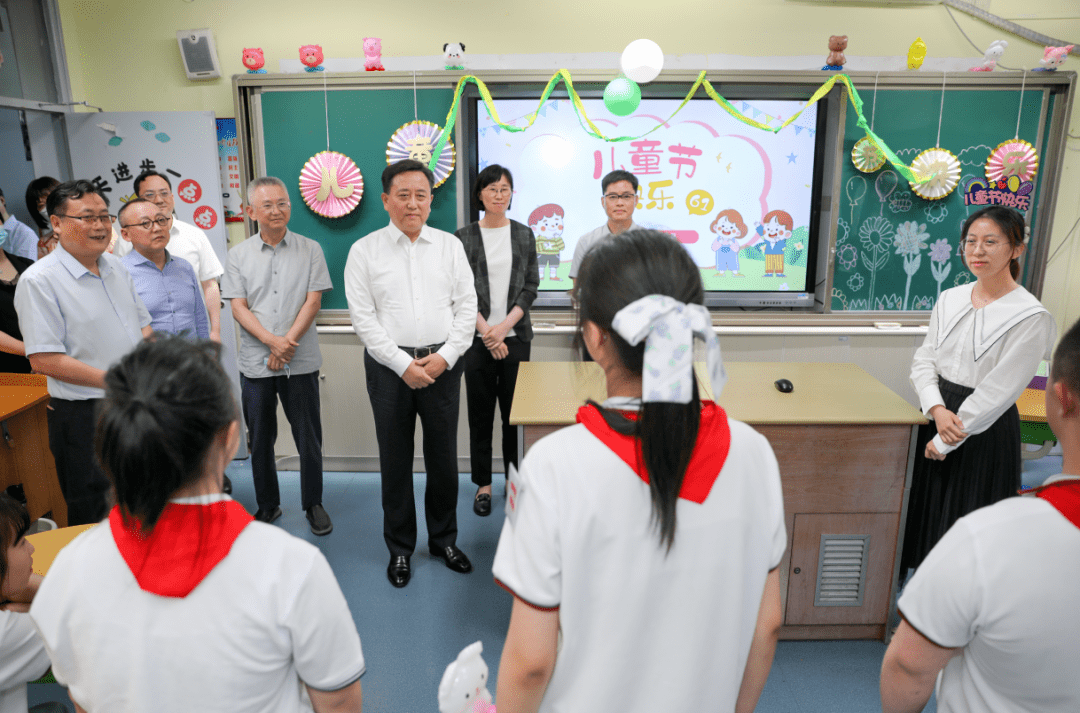 【热点聚焦】六一儿童节,松江区委书记程向民到松江区辅读学校调研并