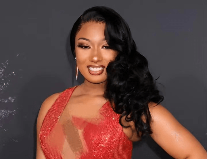 卢卡库新女友:爆炸头 身材魁梧 彪悍美人 体重近200斤,俩人绝配